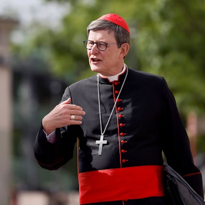 Erzbischof Rainer Maria Kardinal Woelki vor Start seines Schiffsausflugs auf dem Rhein.