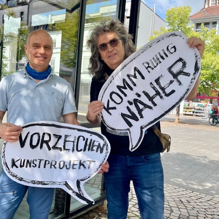 Hermann Josef Hack und Andreas Pohlmann bespielen den Kunst-Kiosk in Siegburg auf dem Markt.