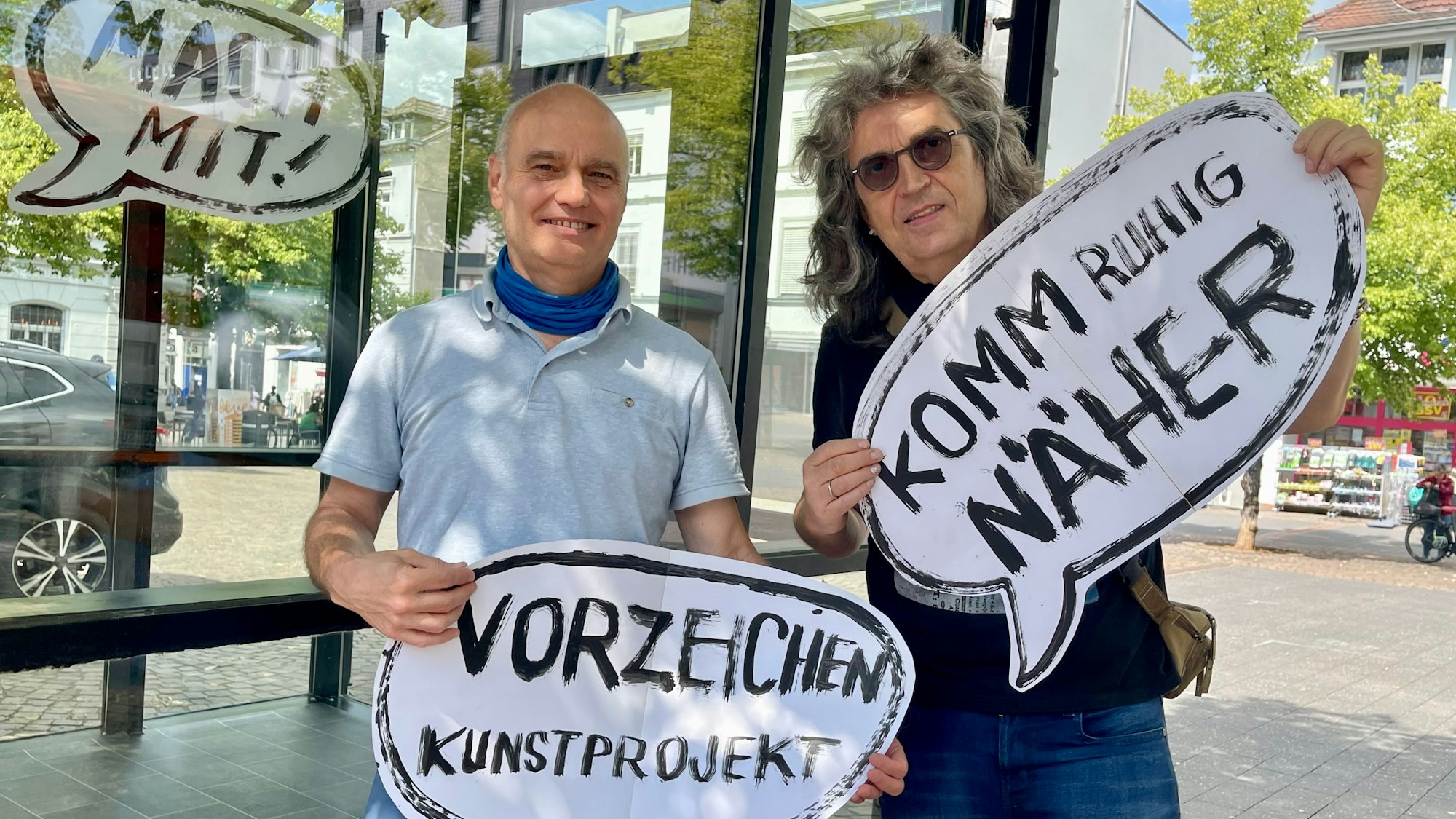 Hermann Josef Hack und Andreas Pohlmann bespielen den Kunst-Kiosk in Siegburg auf dem Markt.