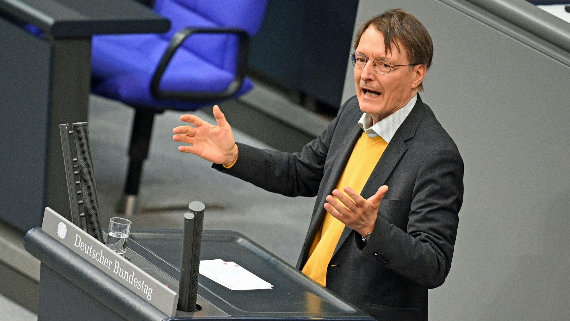 Der ehemalige Gesundheitsminister Karl Lauterbach (SPD) spricht im Bundestag bei der Fortsetzung der Haushaltsberatungen.