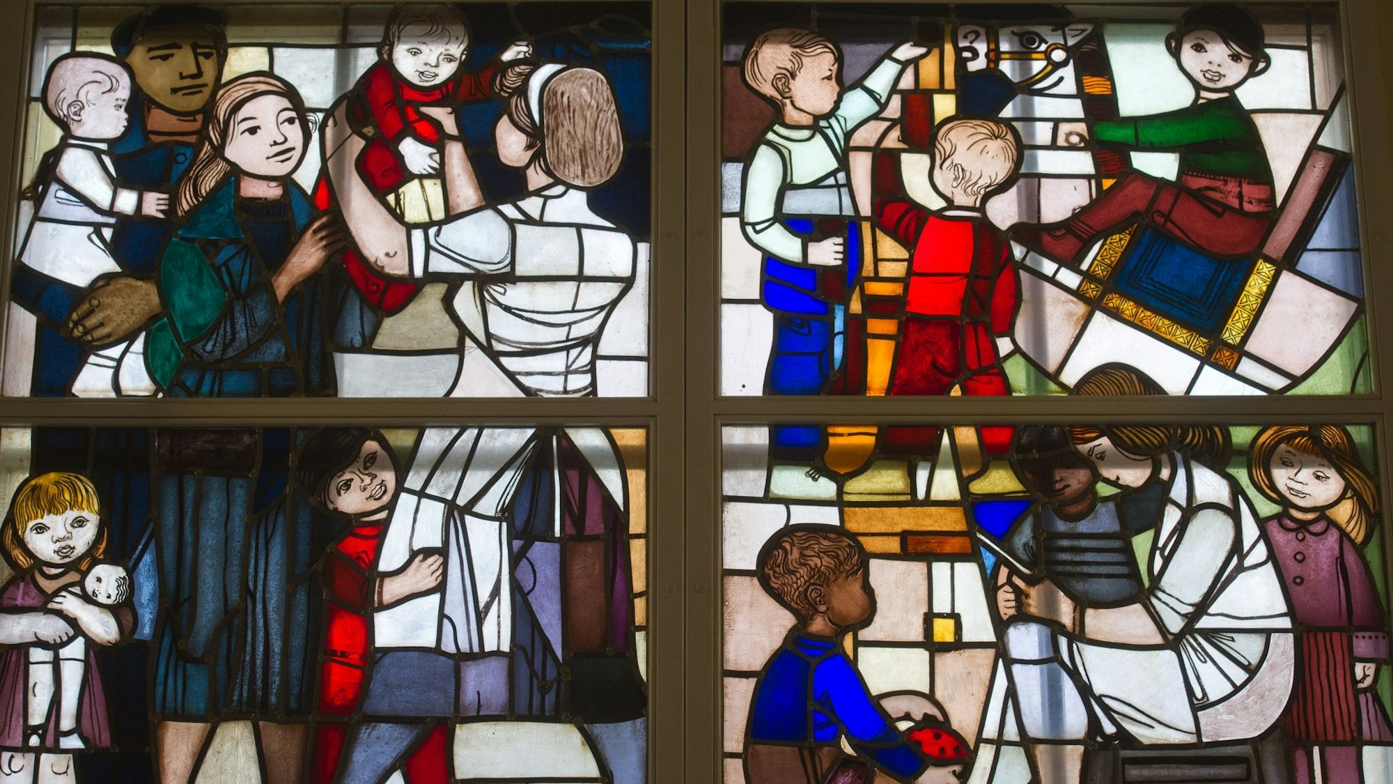 Kinderbetreuung in der ehemaligen DDR, dargestellt in einem Bleiglasfenster im Dokumentationszentrum Alltagskultur der DDR in Eisenhüttenstadt. Eine Folge: Frauen in Ostdeutschland bekommen heute höhere Renten als im Westen. (Symbolbild)