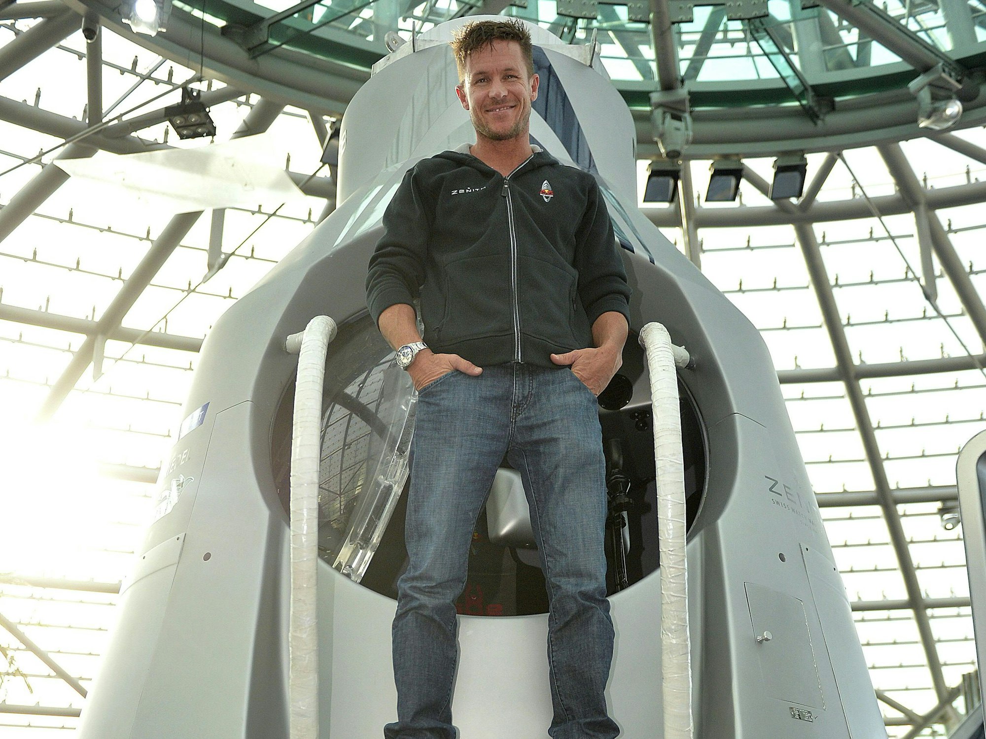 Felix Baumgartner ist nach Angaben der italienischen Feuerwehr bei einem Sprung mit dem Gleitschirm ums Leben gekommen.