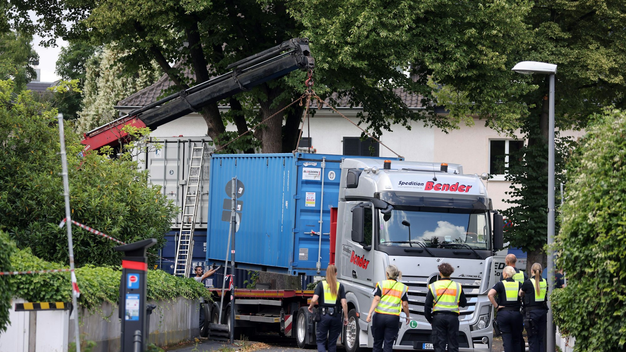 Ein Lkw bringt einen Seecontainer.