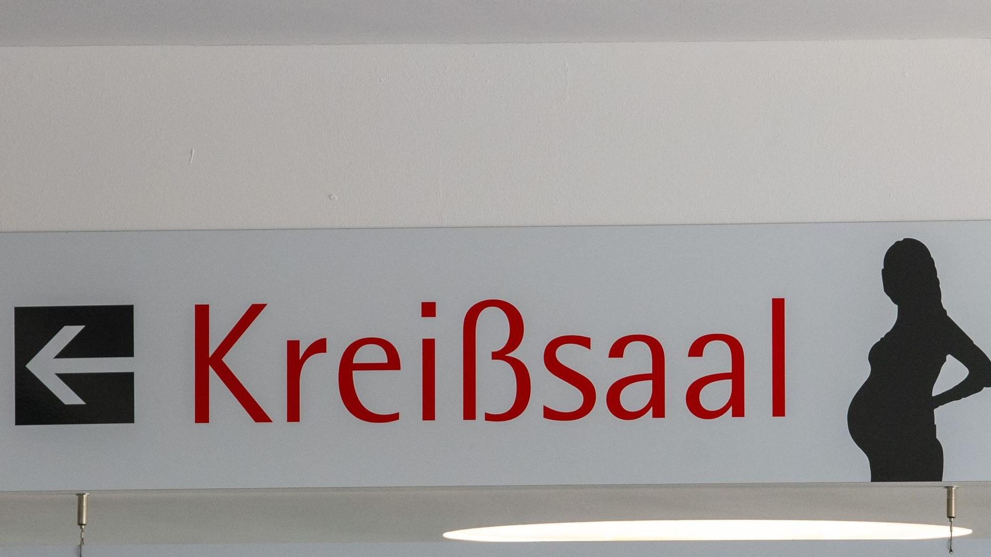 In der Klinik für Frauenheilkunde und Geburtshilfe des Universitätsklinikums weist ein Schild zum Kreißsaal.