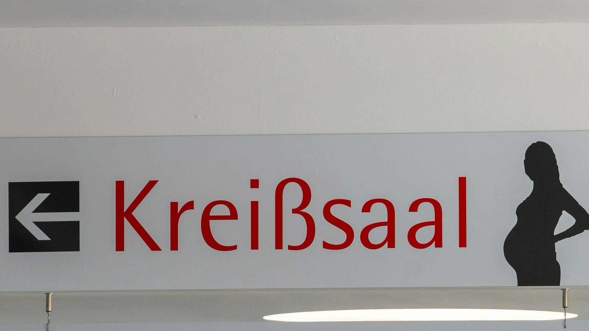 In der Klinik für Frauenheilkunde und Geburtshilfe des Universitätsklinikums weist ein Schild zum Kreißsaal.