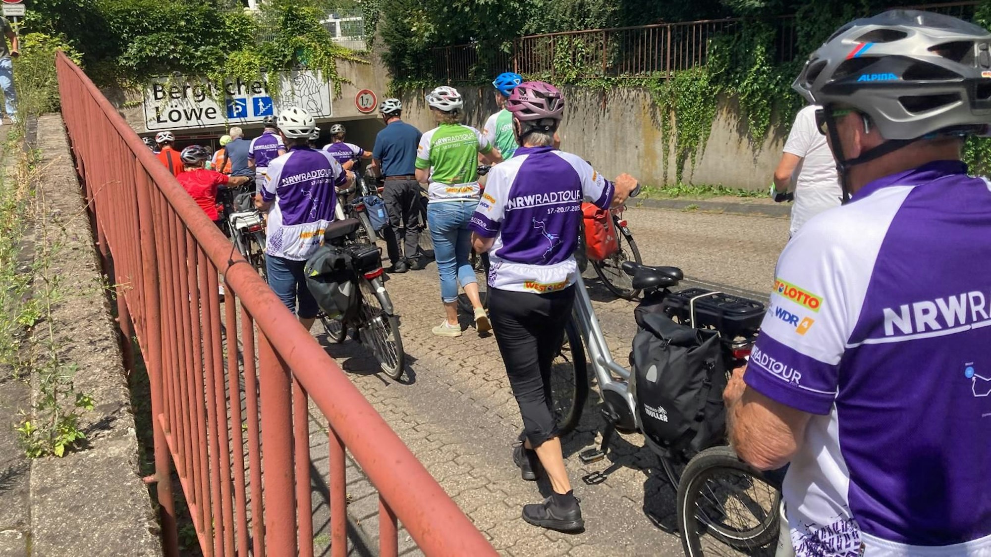 Die Teilnehmenden der Radtour schieben ihre Fahrräder in die Tiefgarage des Bergischen Löwen.