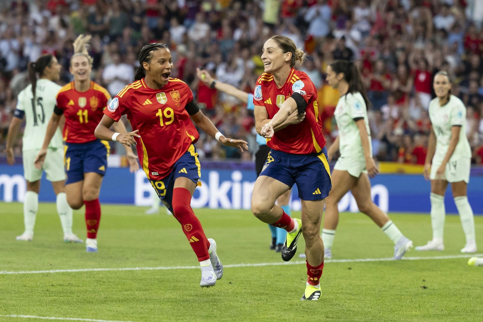 Spaniens Nummer 19 verzückt bislang: Vicky Lòpez (l).