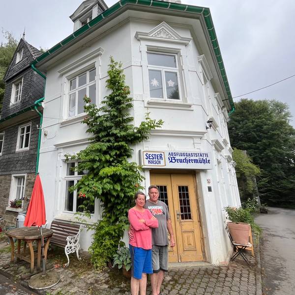 Ina Beimbauer und Rüdiger Porsch vor ihrer Brucher Mühle.