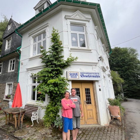 Ina Beimbauer und Rüdiger Porsch vor ihrer Brucher Mühle.