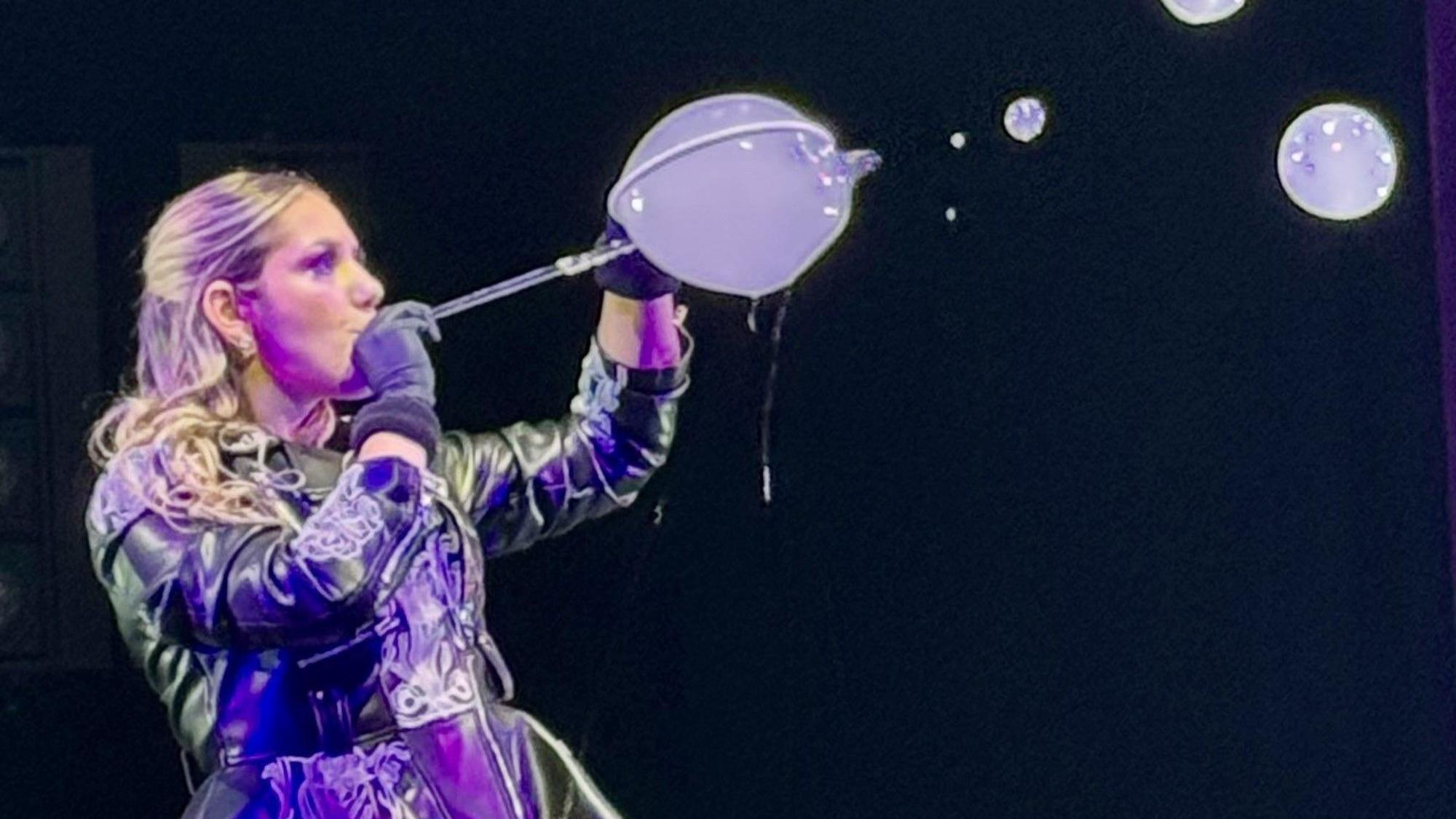 Dalma Contreras aus Argentinien spielt mit Seifenblasen.