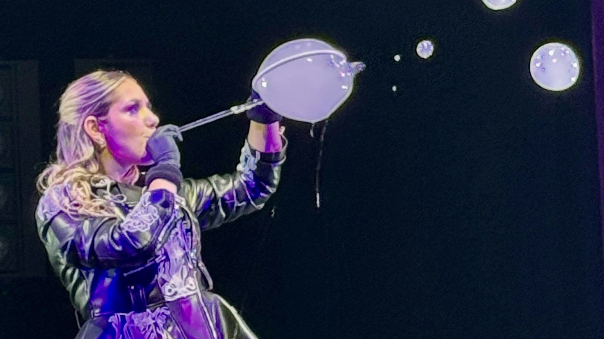 Dalma Contreras aus Argentinien spielt mit Seifenblasen.