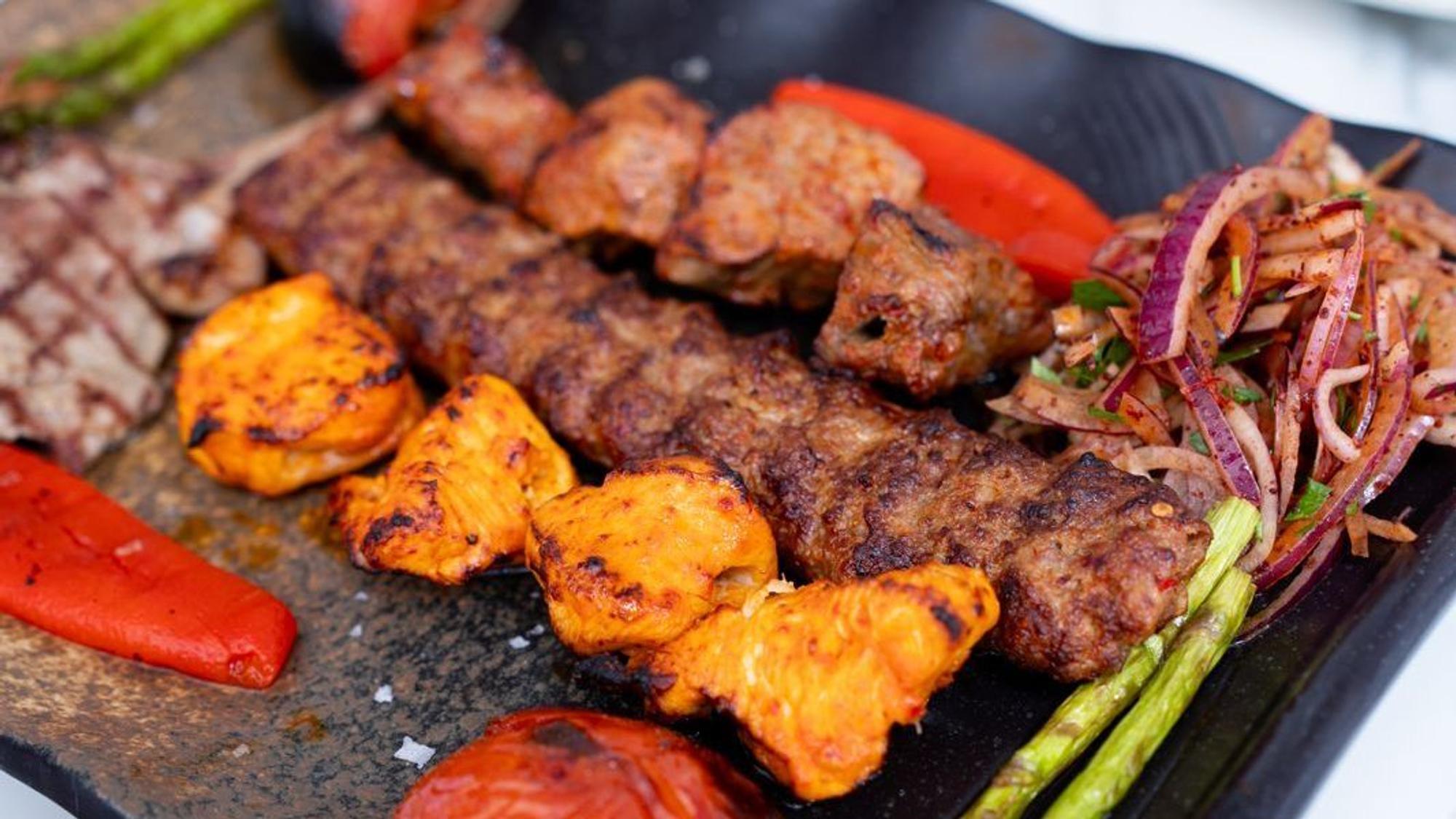 Eine Grillplatte vom Holzkohlegrill im Da Vet mit Beilagen.