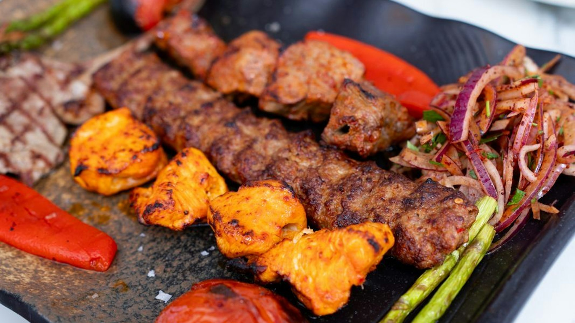 Eine Grillplatte vom Holzkohlegrill im Da Vet mit Beilagen.