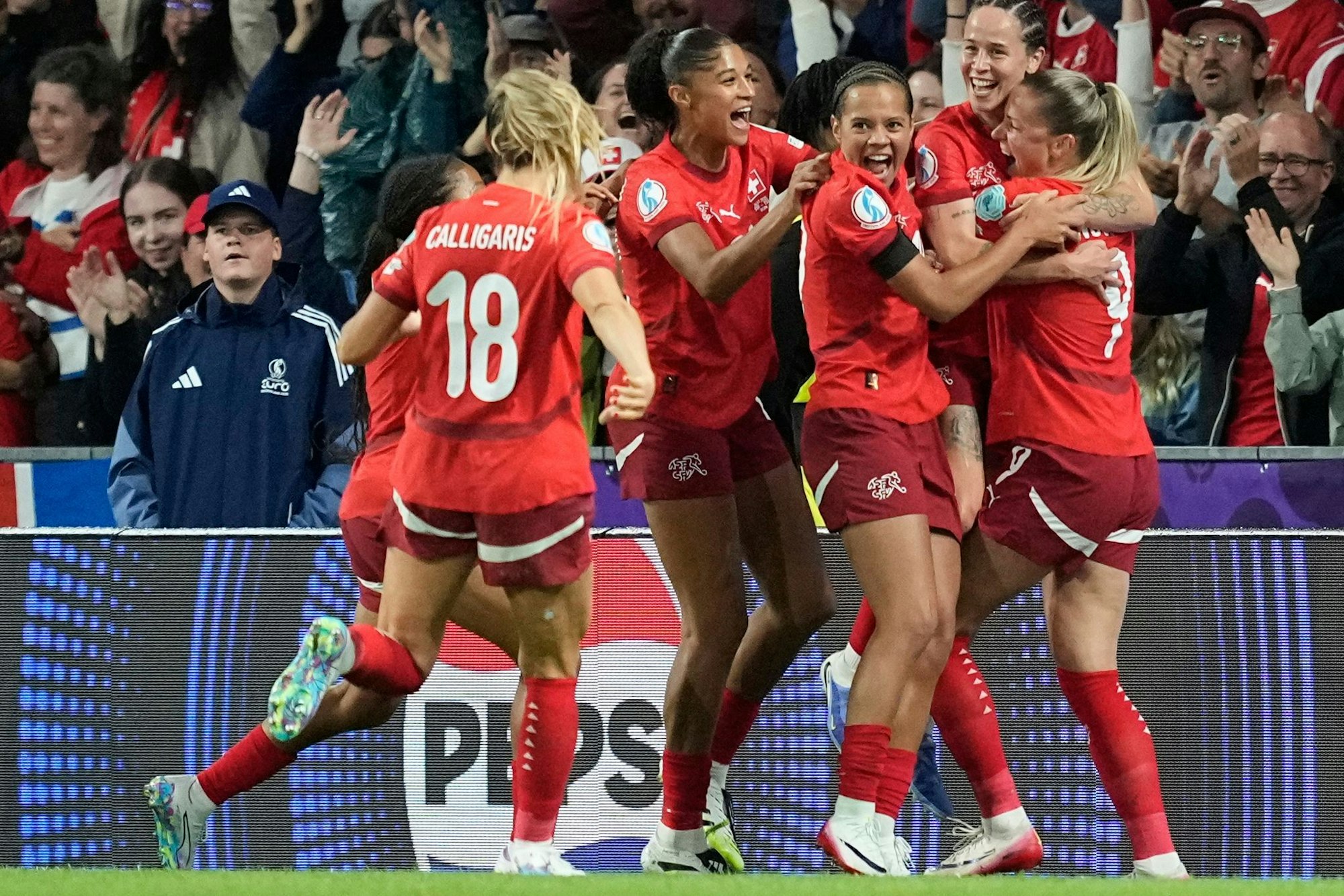 Gegen Spanien wartet eine schwere Aufgabe auf die Schweiz um Toptalent Sydney Schertenleib (M).