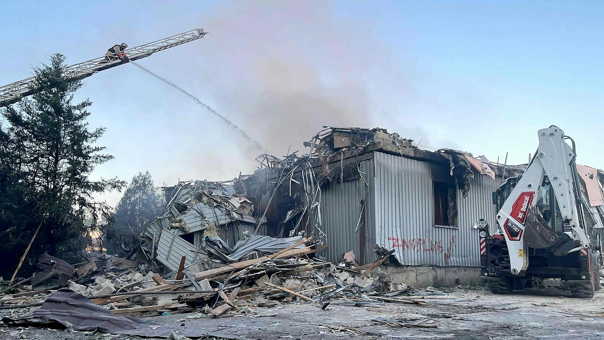 Ein Foto des staatlichen Notdienstes der Ukraine zeigt ein zerstörtes Gebäude in Dobropillja nach einem russischen Luftangriff.