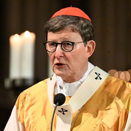 Das Bild zeigt Kardinal Rainer Maria Woelki, Erzbischof von Köln. Er trägt die liturgische Kleidung, die mit seinem Amt einhergeht.