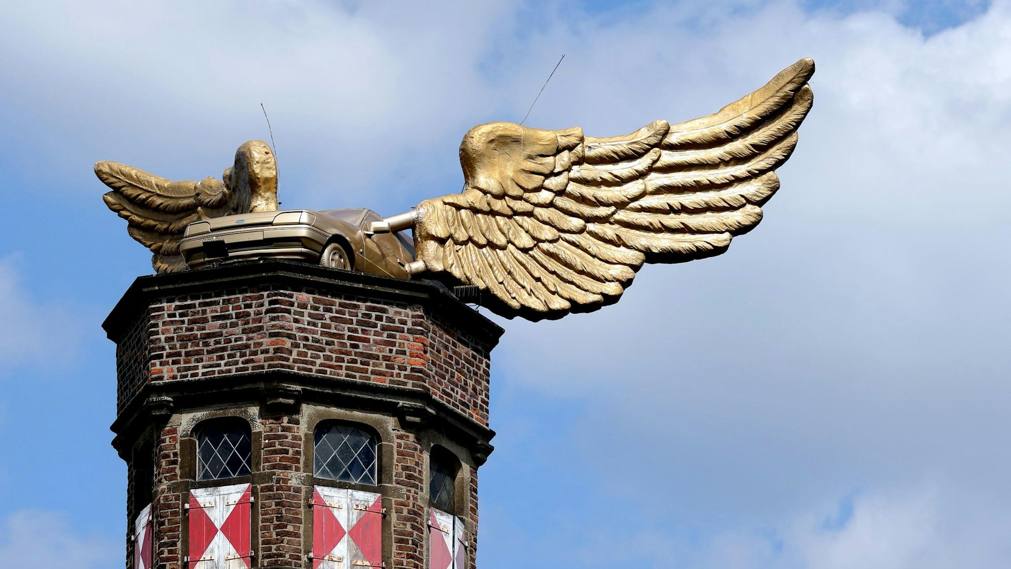 Das Flügelauto soll vom Dach des Zeughauses auf das Dach des Maritim-Hotels umziehen.