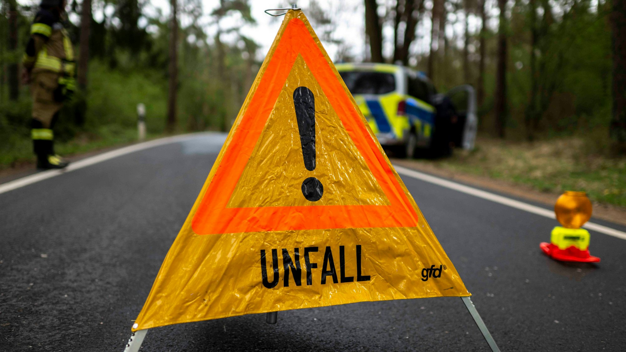 Das Symbolfoto zeigt eine Absperrung durch ein Warndreieck der Polizei.