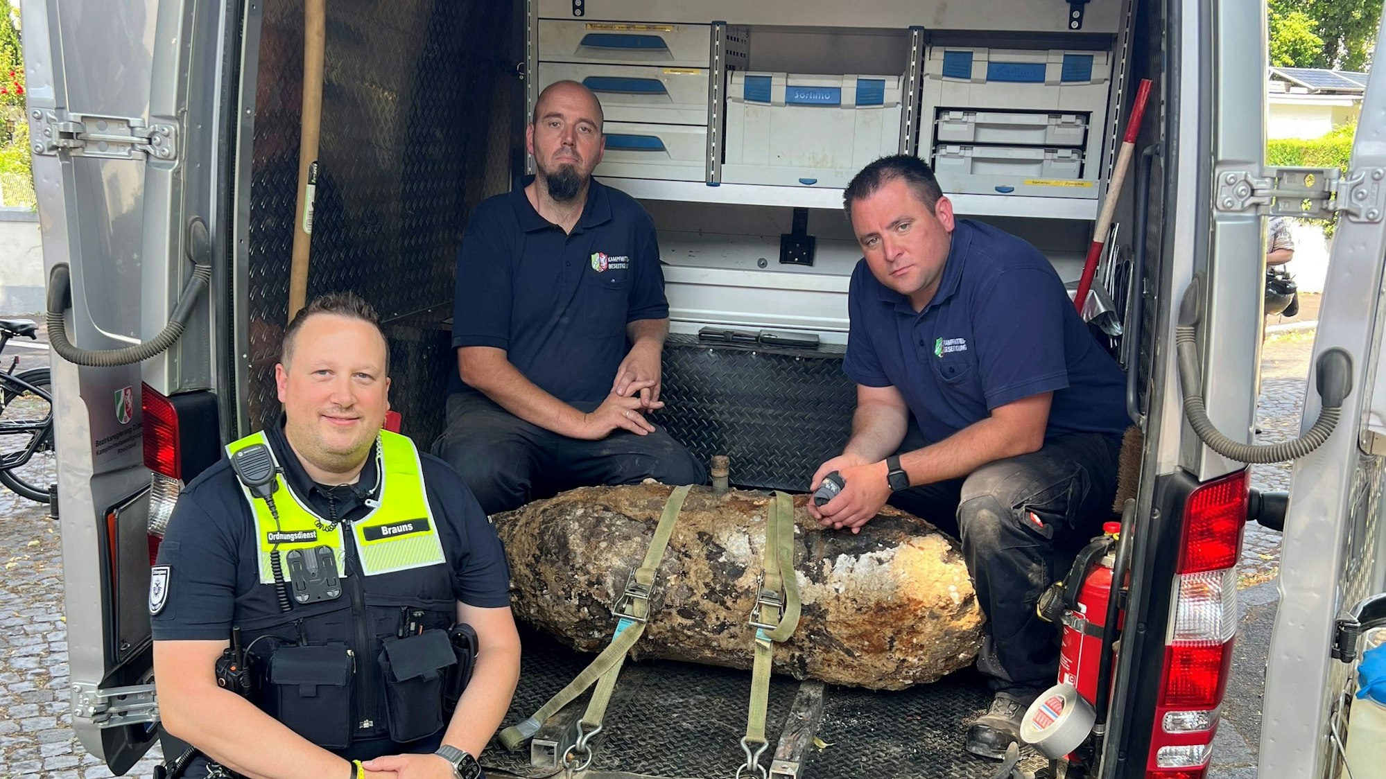 Die Entschärfer und die ungefährlich gemachte Bombe.