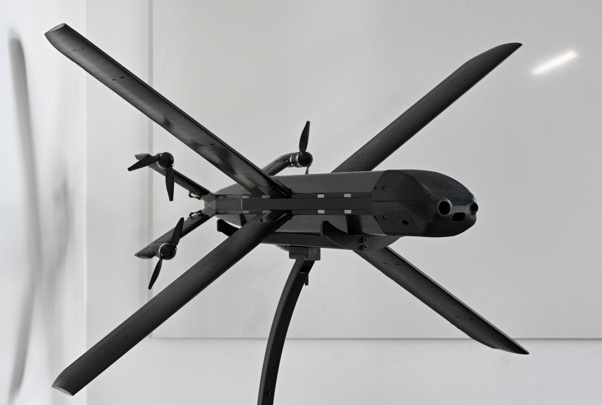 Das Modell einer HX-2-Drohne ist bei Helsing ausgestellt.
