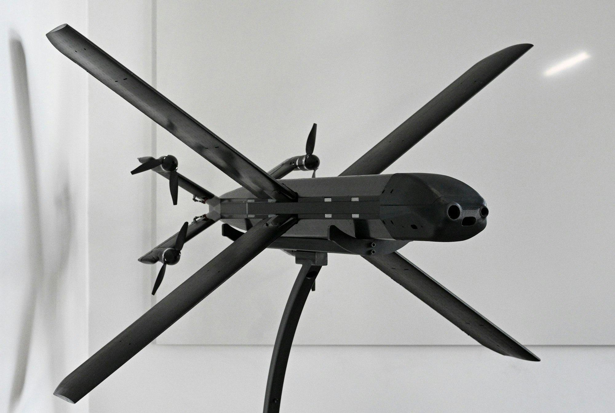 Das Modell einer HX-2-Drohne ist bei Helsing ausgestellt.