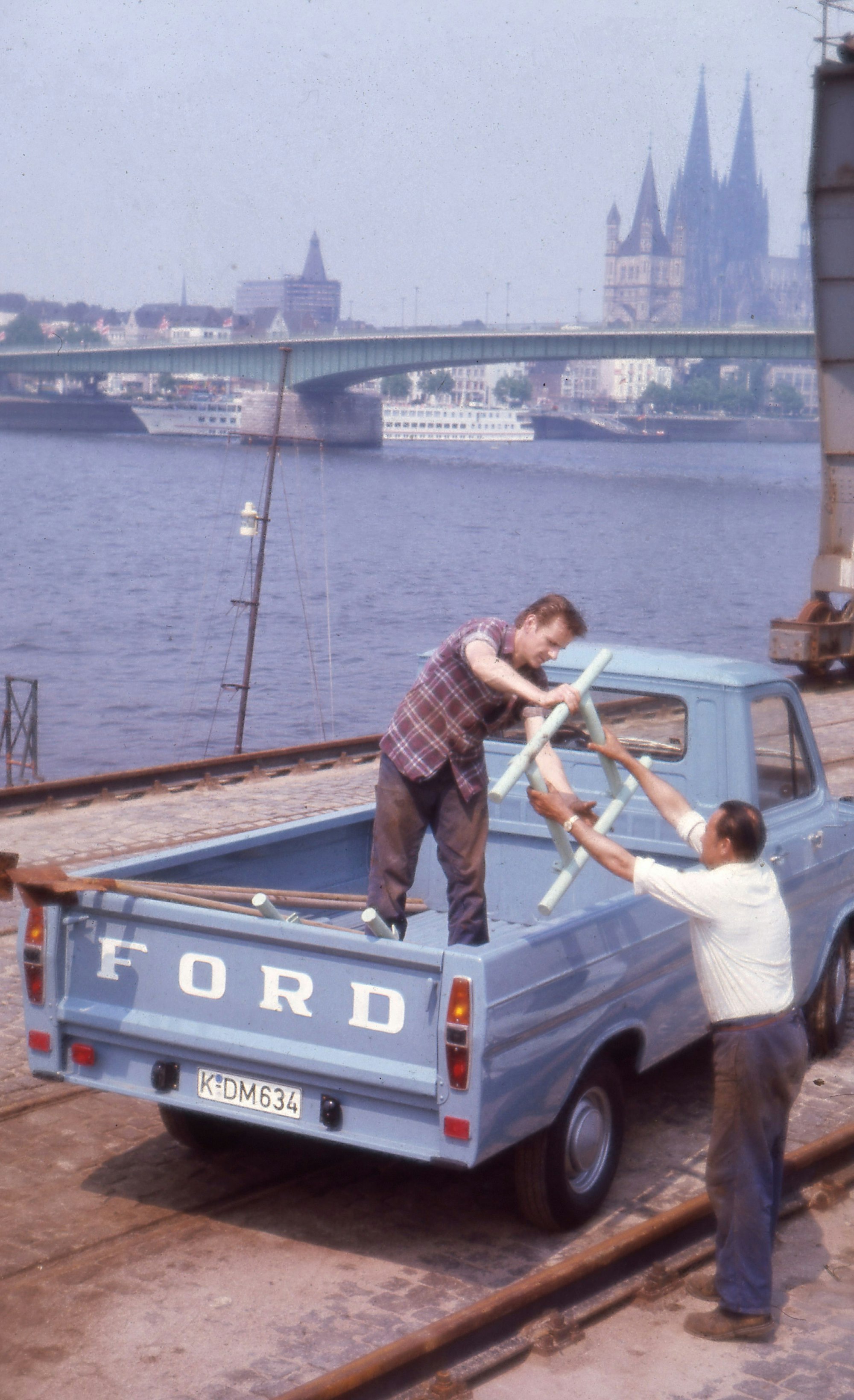 Besonders bei Handwerkern beliebt: Ein Transit vor der Dom-Kulisse in den späten 1960er Jahren.