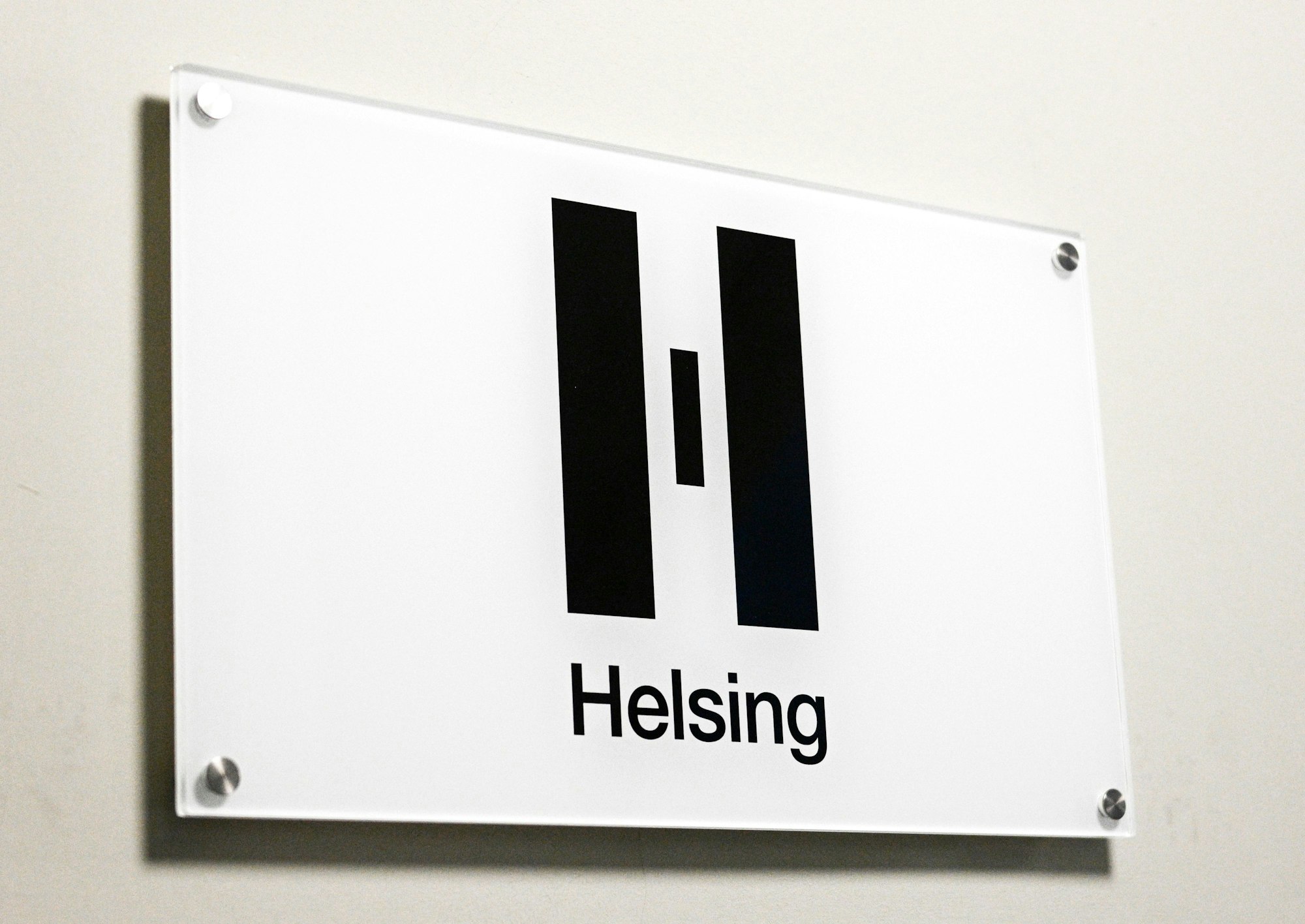 Das Logo von Helsing. Das Rüstungsunternehmen hat sich auf den Einsatz Künstlicher Intelligenz (KI) in Waffen- und Aufklärungssystemen spezialisiert.