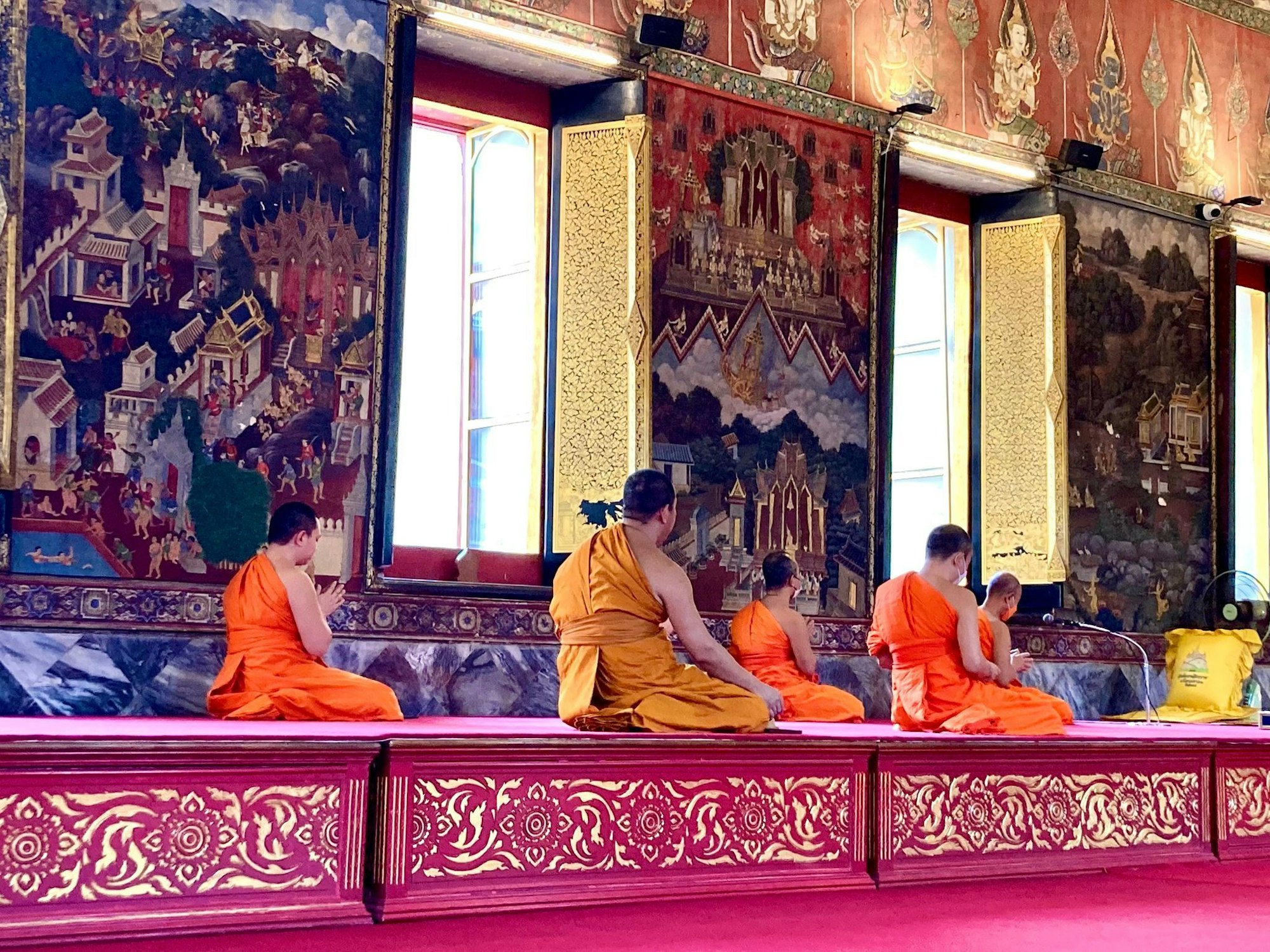 Eigentlich verpflichten sich Mönche in Thailand zu einem Leben in Armut und Enthaltsamkeit. (Archivbild)