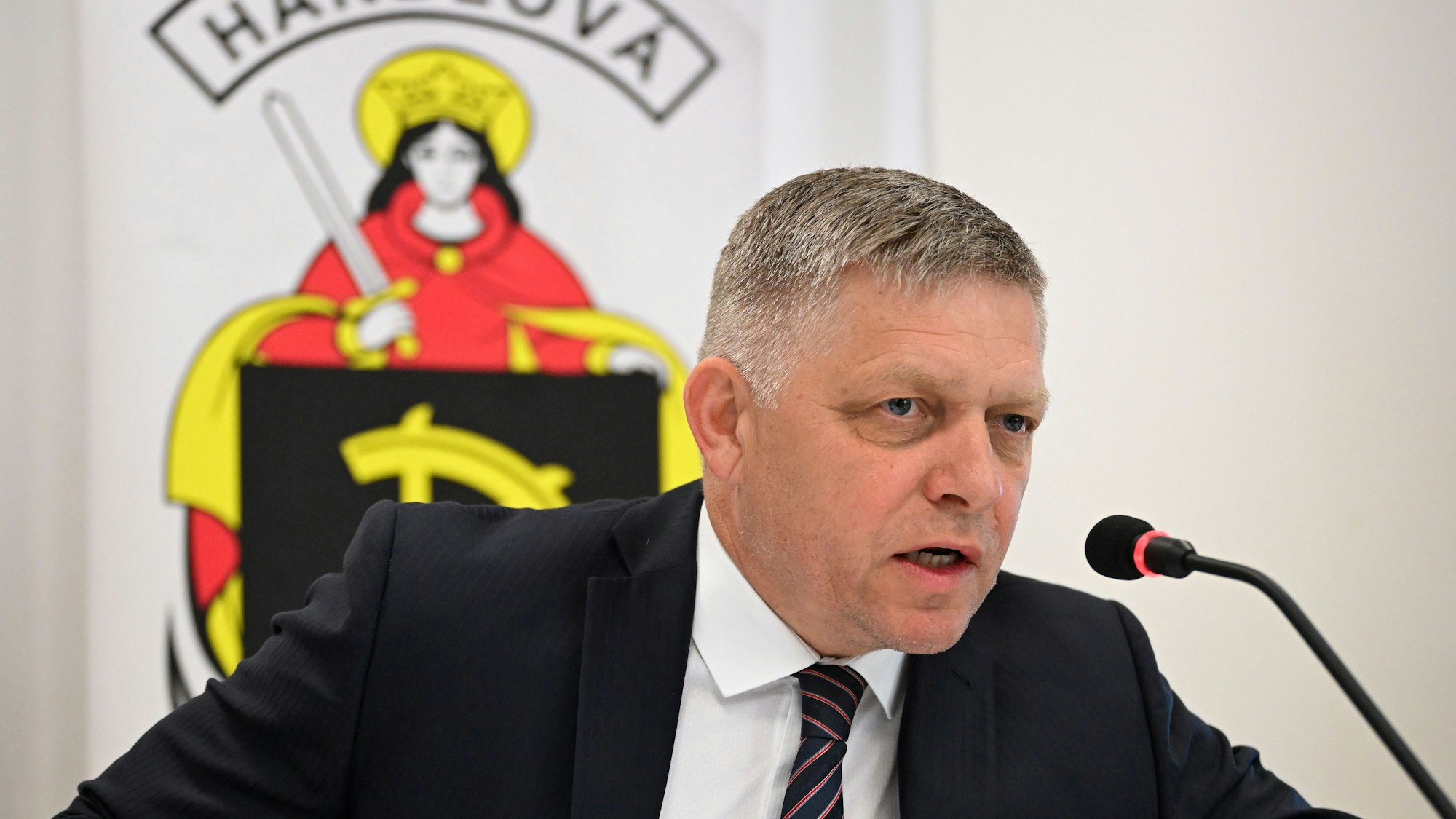 Robert Fico, Ministerpräsident der Slowakei, eröffnet eine Regierungssitzung. (Archivbild)