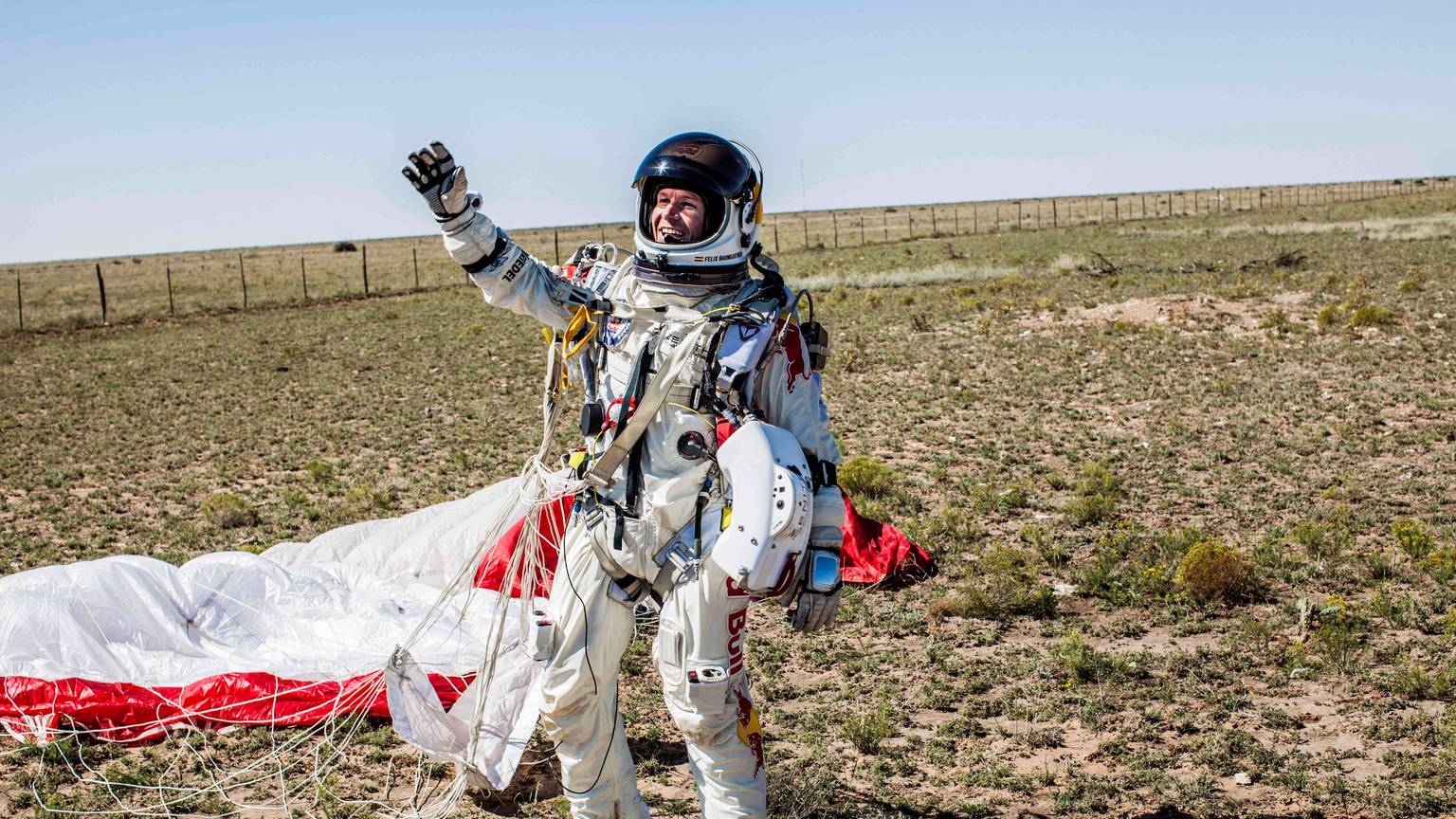 Felix Baumgartner nach seinem Sprung aus dem Weltall.