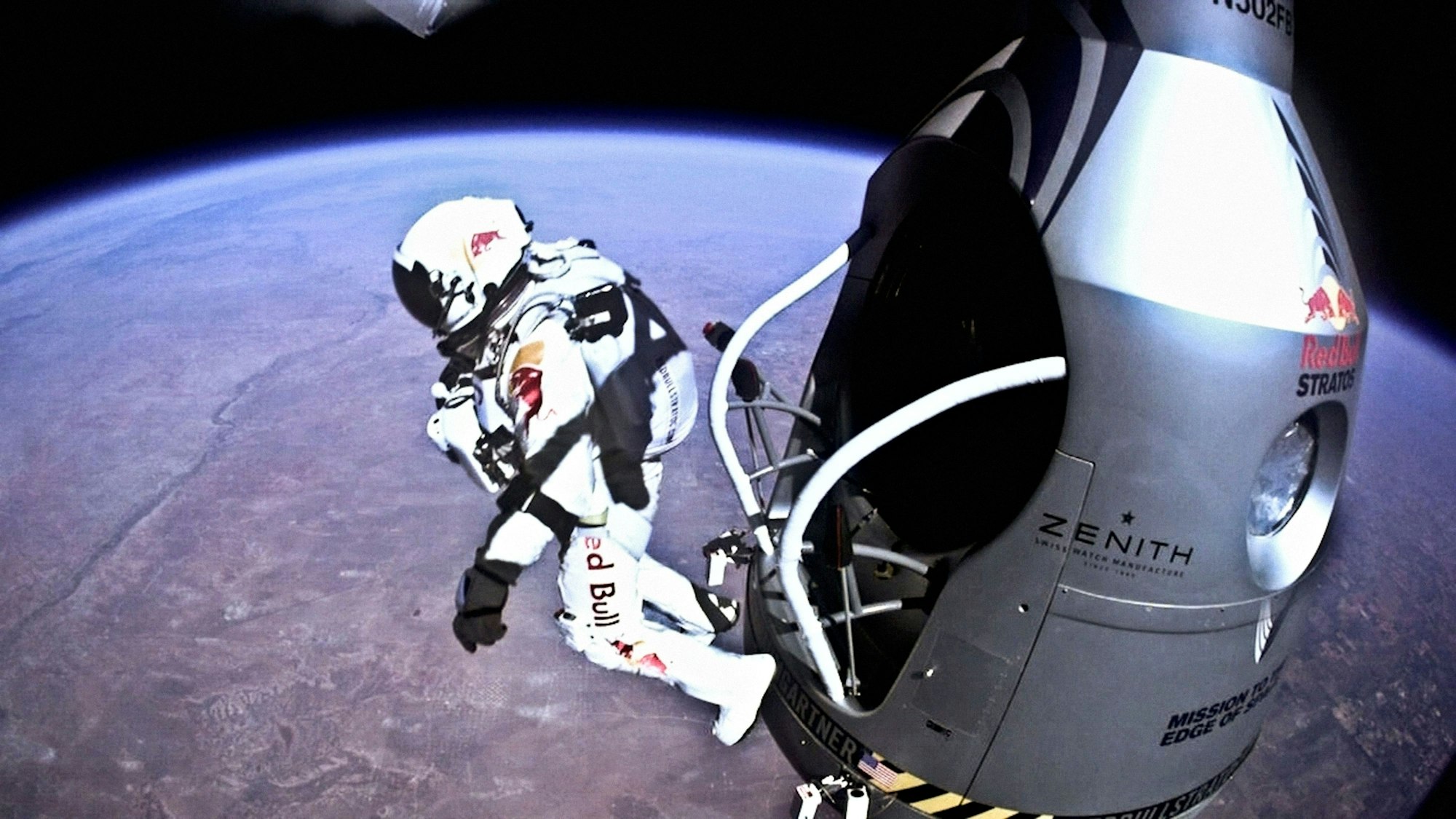 Felix Baumgartner springt während des letzten bemannten Fluges für Red Bull Stratos aus 39 Kilometern Höhe aus der Kapsel. Der österreichische Extremsportler ist bei einem Gleitschirmsprung gestorben. (Archivbild)