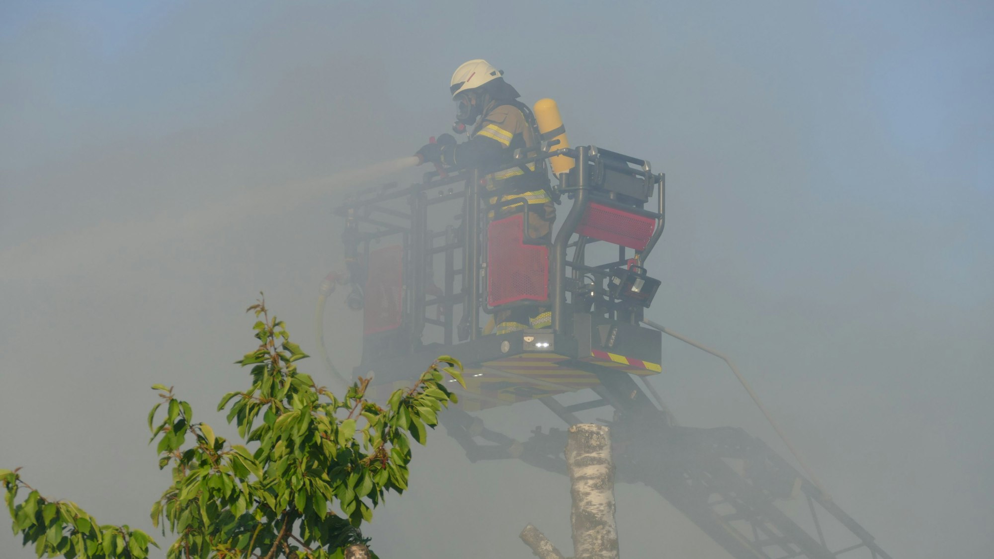 Der Korb der Drehleiter verschwand teilweise im Rauch.