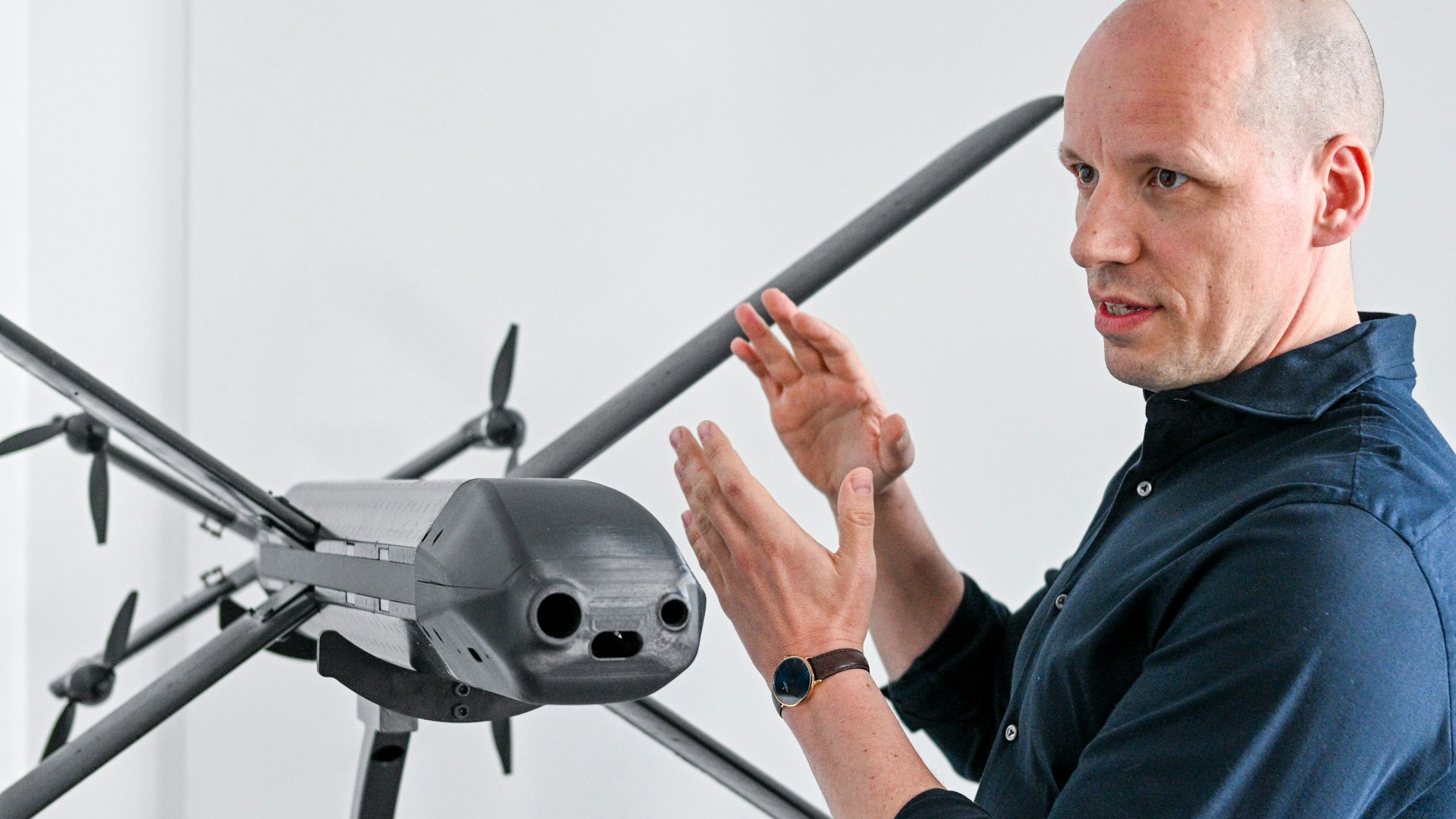 „KI zum Schutze der Demokratie“: Gundbert Scherf, Mitgründer und Co-CEO von Helsing, steht an einem Modell einer HX-2-Drohne.
