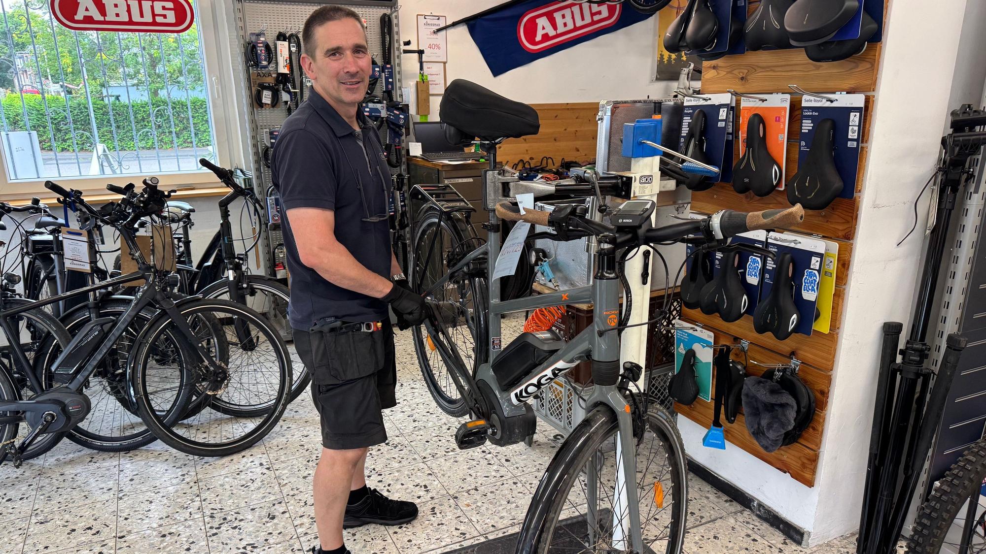 Ein Mann repariert ein Fahrrad.