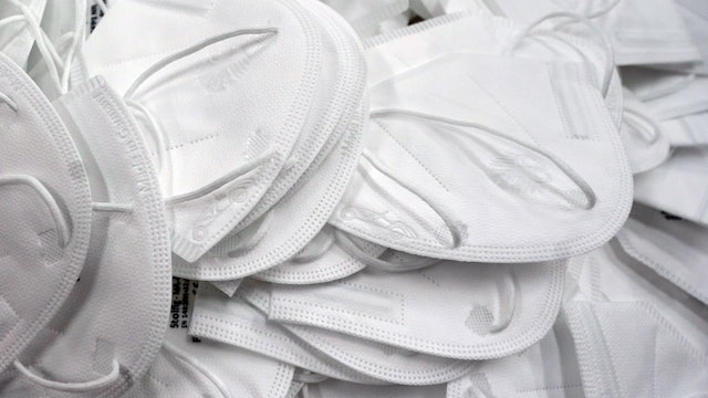 FFP2-Masken liegen in einem Karton.