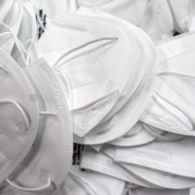 FFP2-Masken liegen in einem Karton.