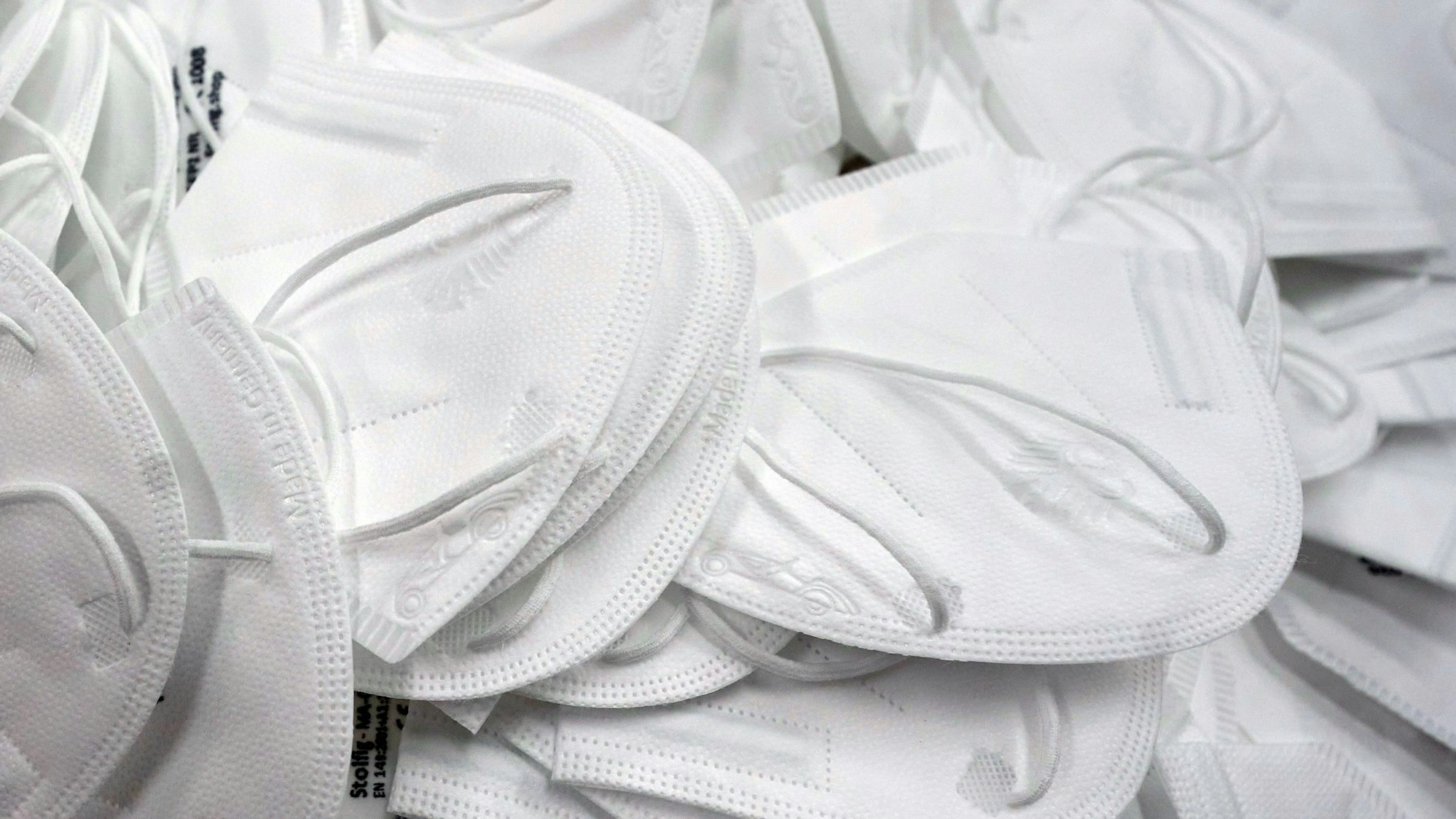 FFP2-Masken liegen in einem Karton.