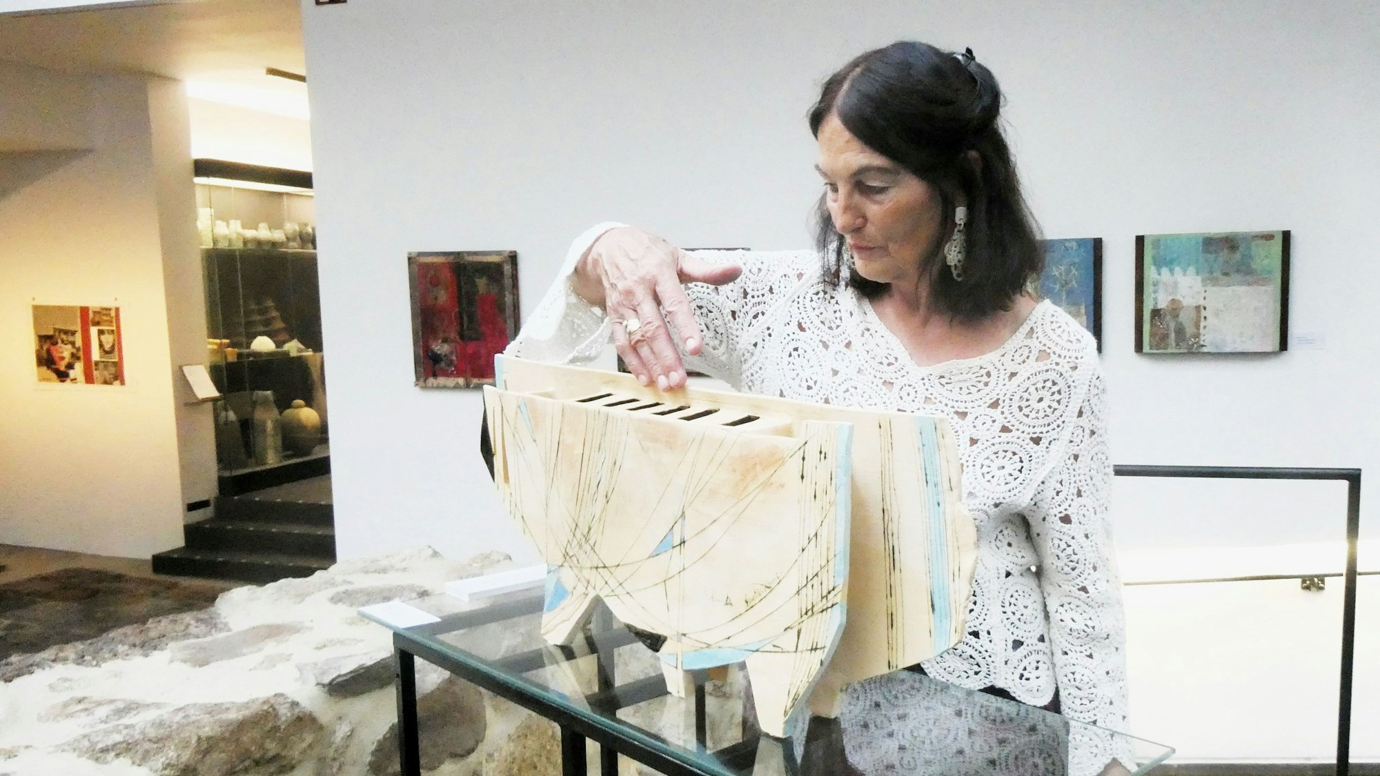Gedok-Ausstellung im Siegburger Stadtmuseum
Angelika Karoly vor ihrem Schiff aus Keramik