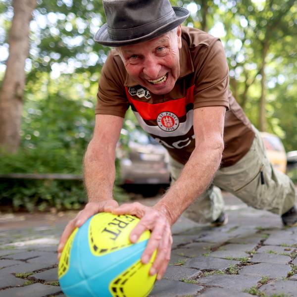 Voller Körpereinsatz: Didi Jünemann mit dem Rugby-Ei.