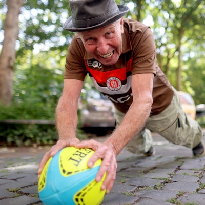 Voller Körpereinsatz: Didi Jünemann mit dem Rugby-Ei.