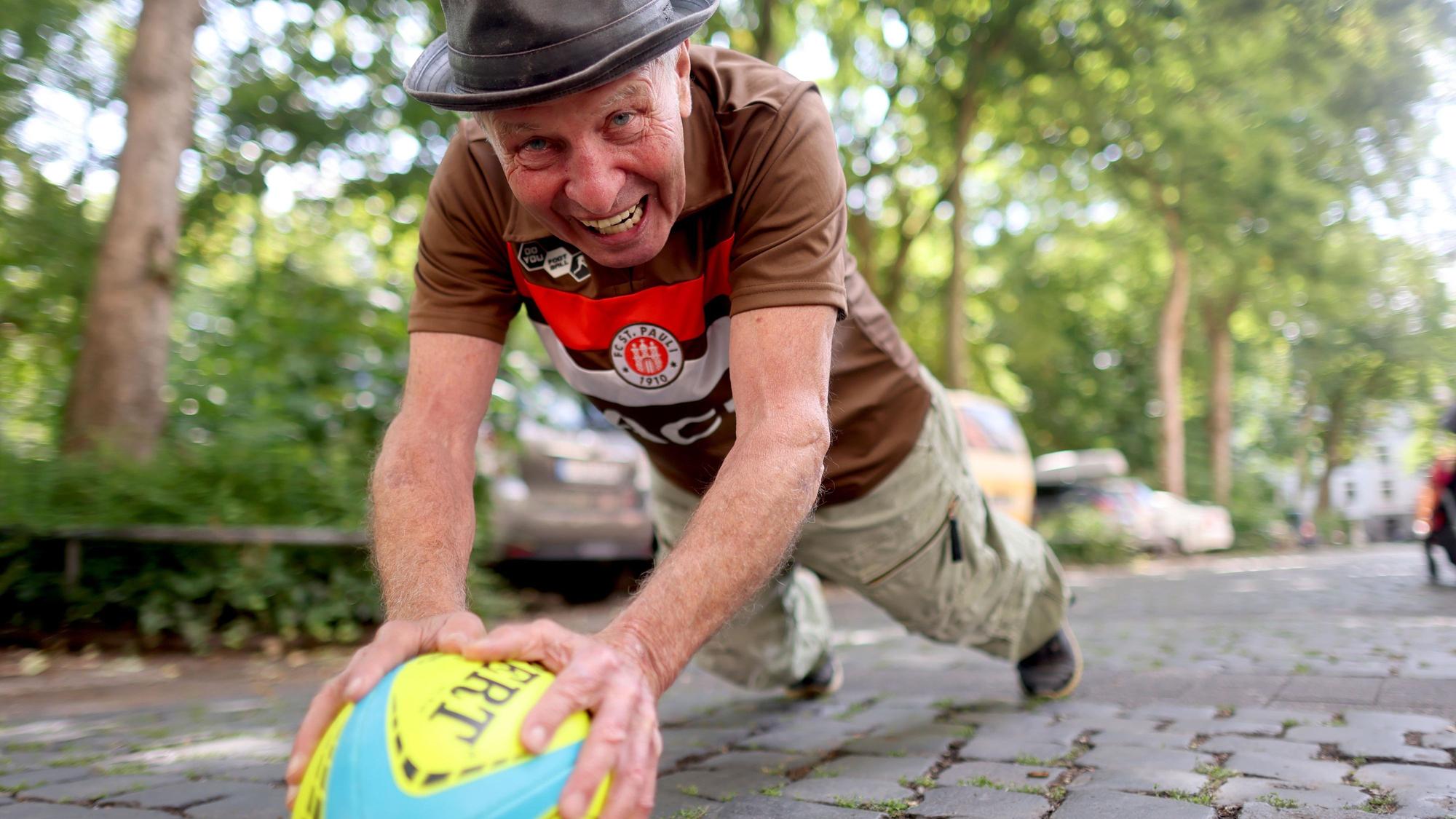 Voller Körpereinsatz: Didi Jünemann mit dem Rugby-Ei.