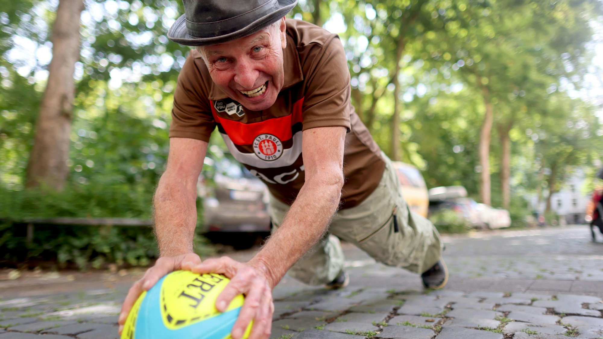 Voller Körpereinsatz: Didi Jünemann mit dem Rugby-Ei.