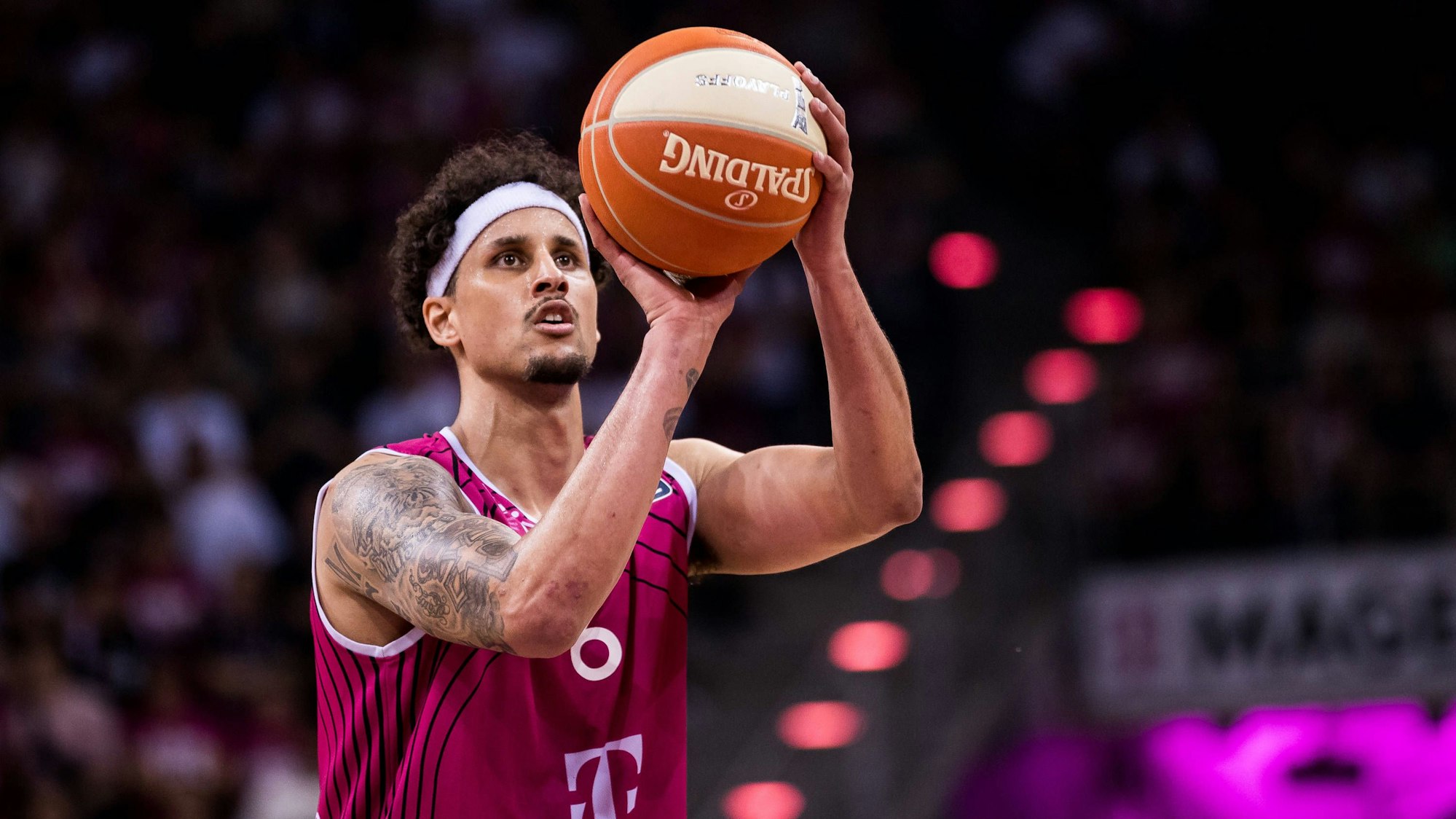 Michael Kessens und die Telekom Baskets Bonn testen ihre Form gegen Filou Oostende.