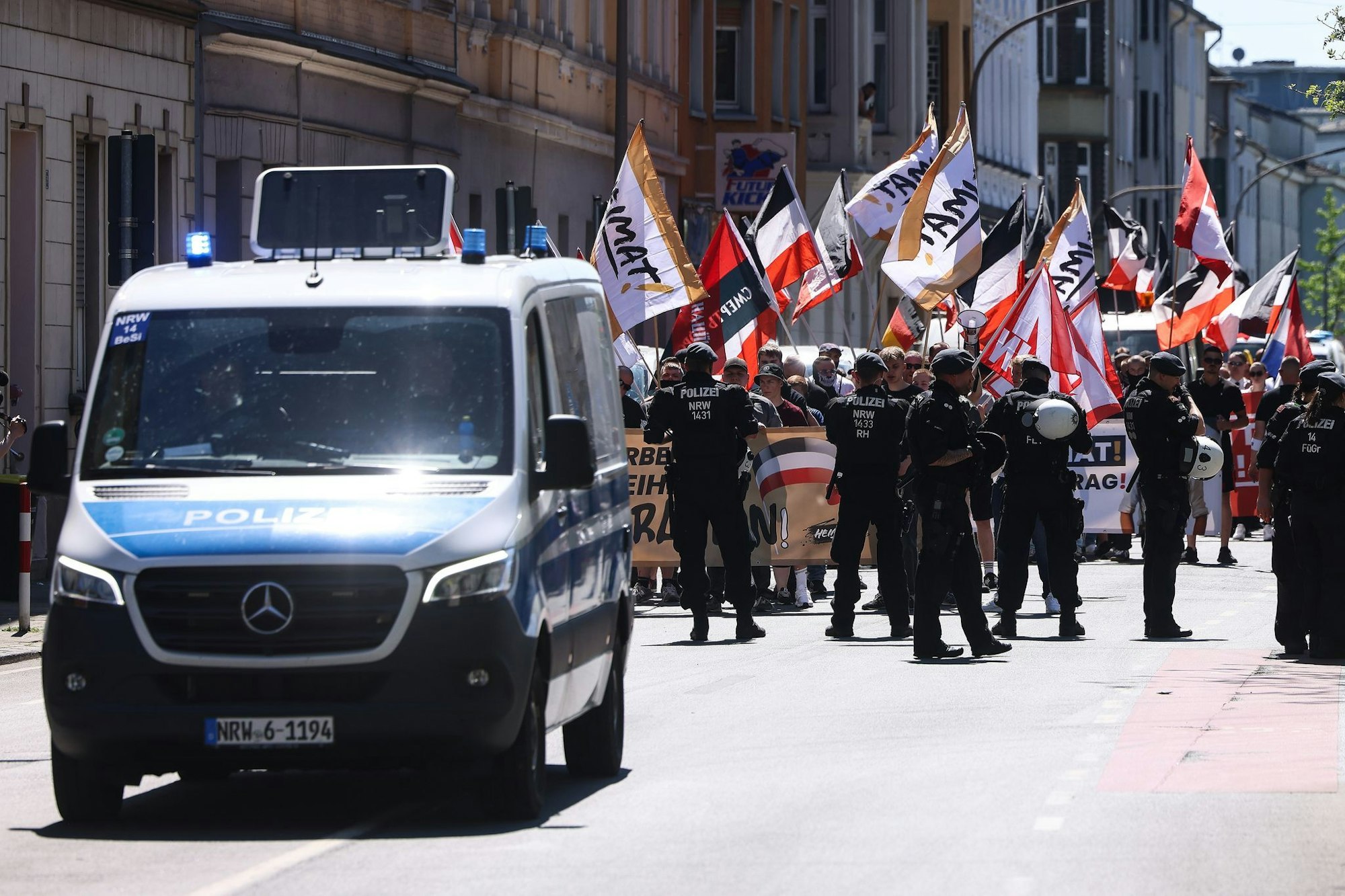 Mit Flaggen und Spruchbändern ziehen die Teilnehmer eines rechtsextremen Aufmarsches durch eine Stadt. Für einen Aufzug in Münster hat die Polizei Auflagen erteilt. (Archivbild)