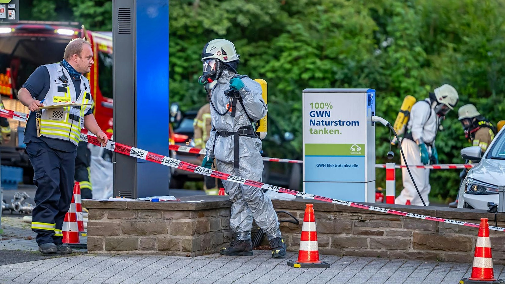 In Schutzanzügen streuten die Feuerwehrleute das Quecksilber ab und sammelten es ein.