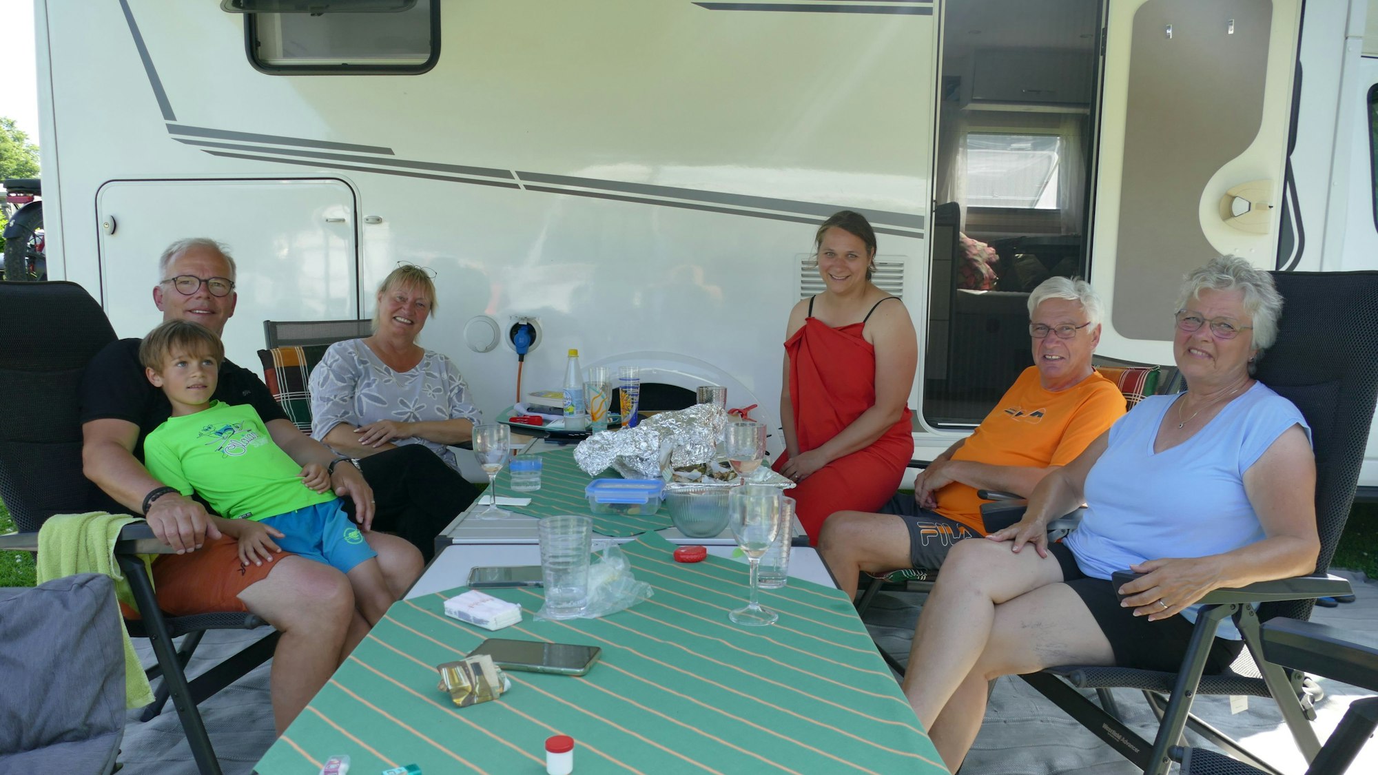 Die Familien Thewes und Haase campen gemeinsam, ihre Wohnmobile stehen nebeneinander.