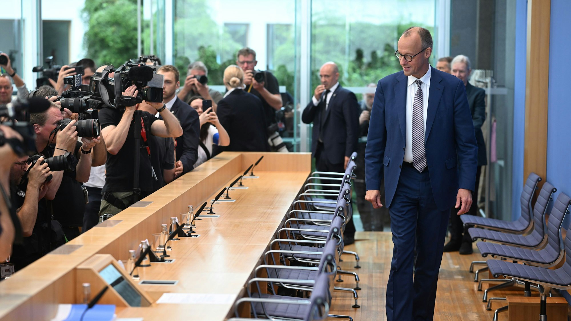 Bundeskanzler Friedrich Merz (CDU) kommt zu seiner Sommer-Pressekonferenz in der Bundespressekonferenz.