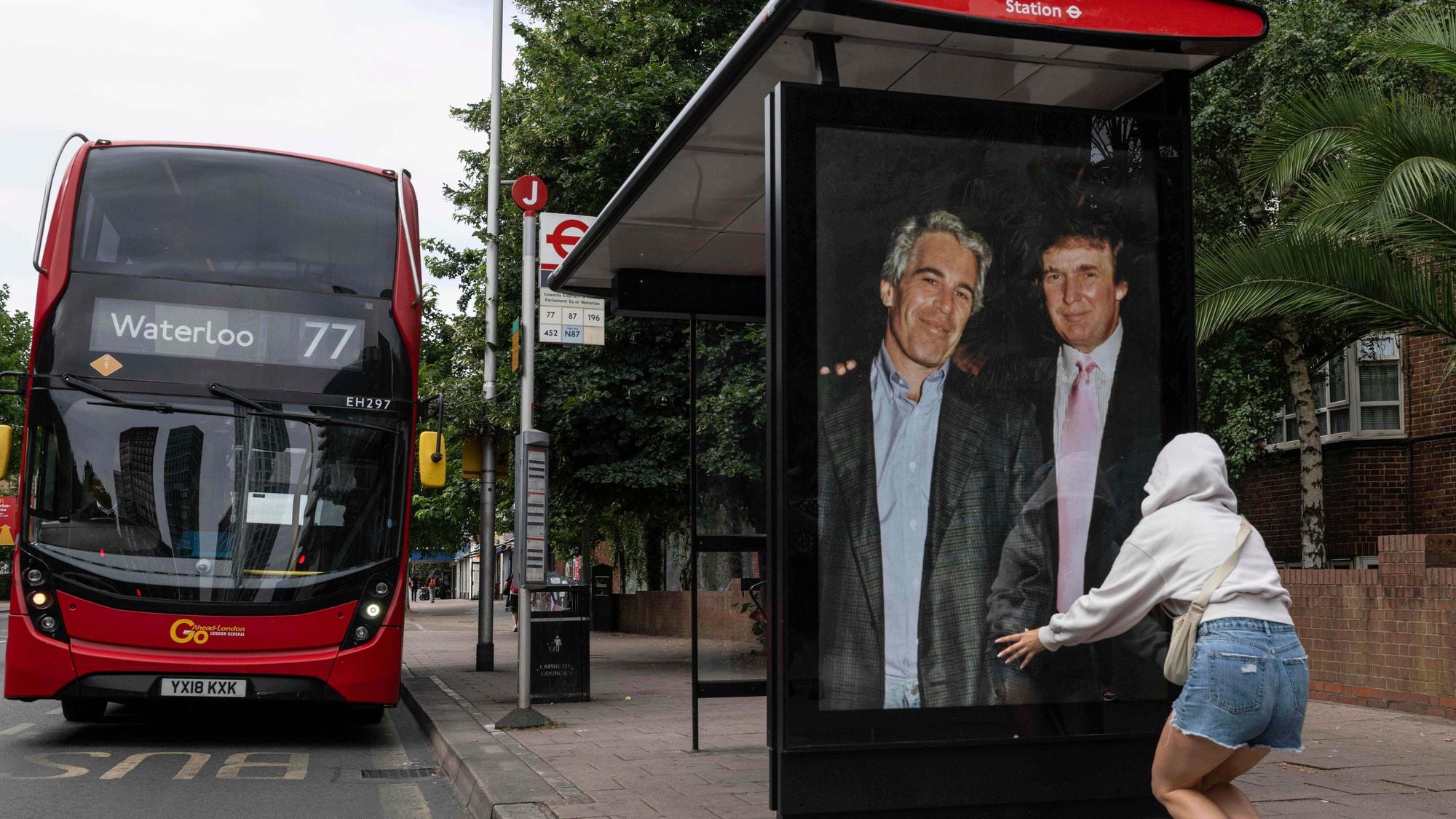 Aktivisten hängen in London in der Nähe der US-Botschaft ein Plakat auf, das US-Präsident Donald Trump und Jeffrey Epstein zeigt. Für seinen Schottland-Besuch sind Proteste geplant.