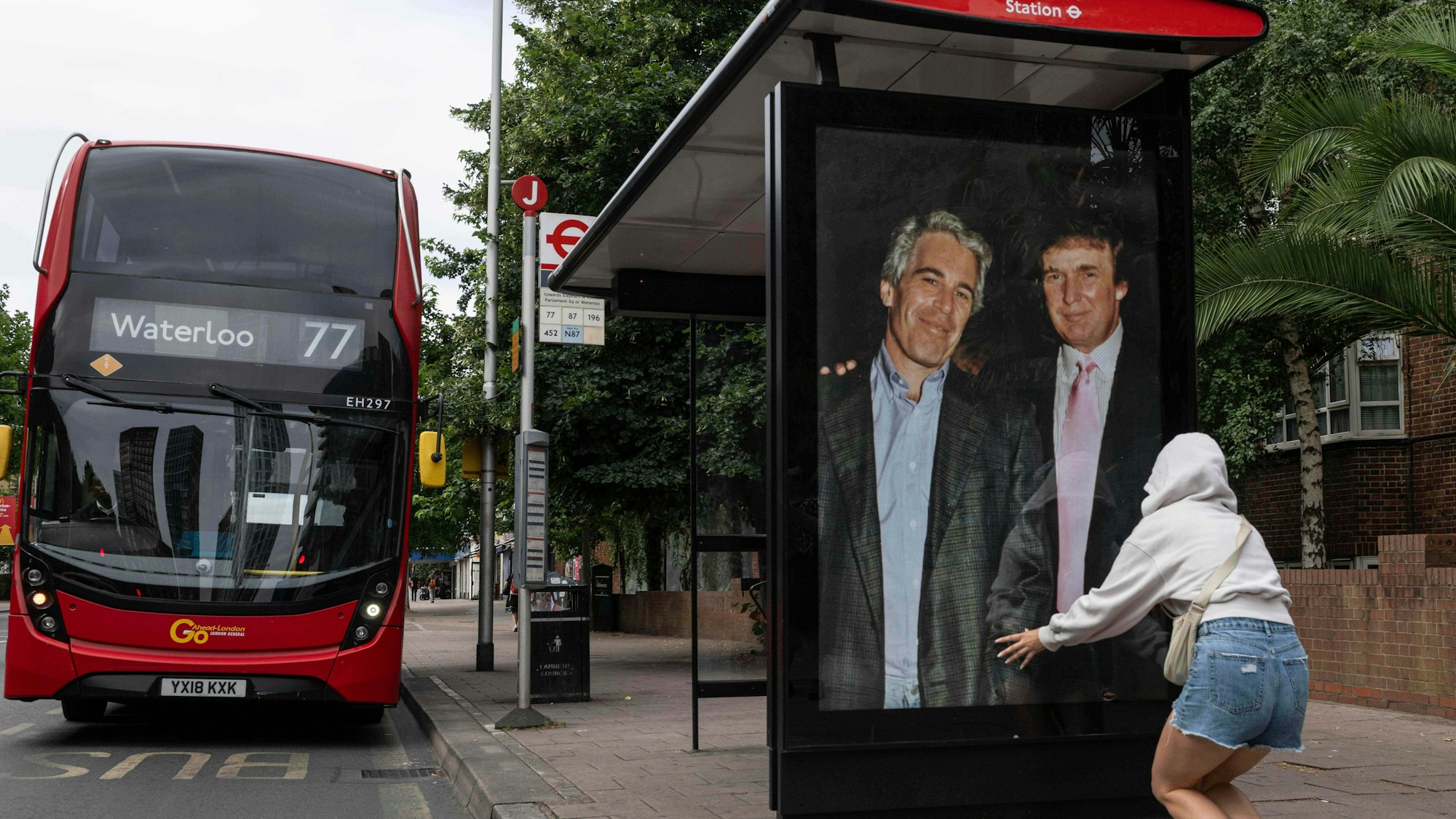 Aktivisten hängen in London in der Nähe der US-Botschaft ein Plakat auf, das US-Präsident Donald Trump und Jeffrey Epstein zeigt. Für seinen Schottland-Besuch sind Proteste geplant.