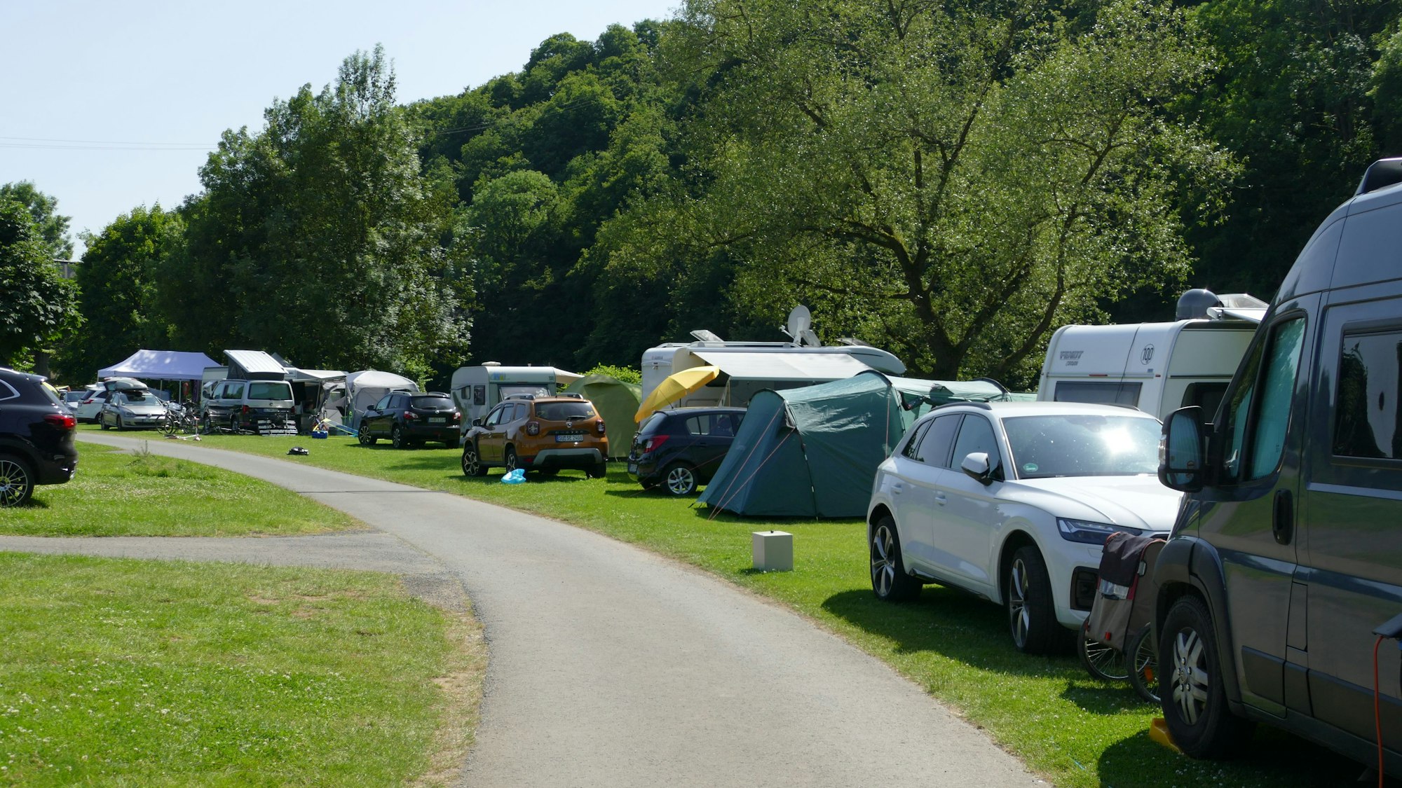 Die Campingwiese in Eitorf-Happach ist am verlängerten Sonnenwochenende voll.